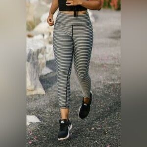 LUC ZYIA Aztec sz 6-8 Capri leggings